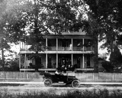 The Long family home in Winnfield, Louisiana c. 1913. The original log home where Huey was born was located nearby.